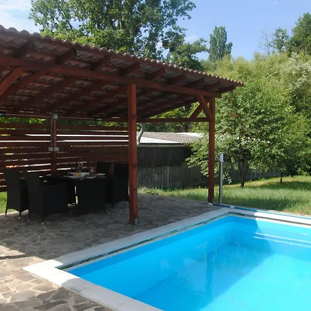Gemuetliches Ferienhaus Mit Pool Szolosgyorok